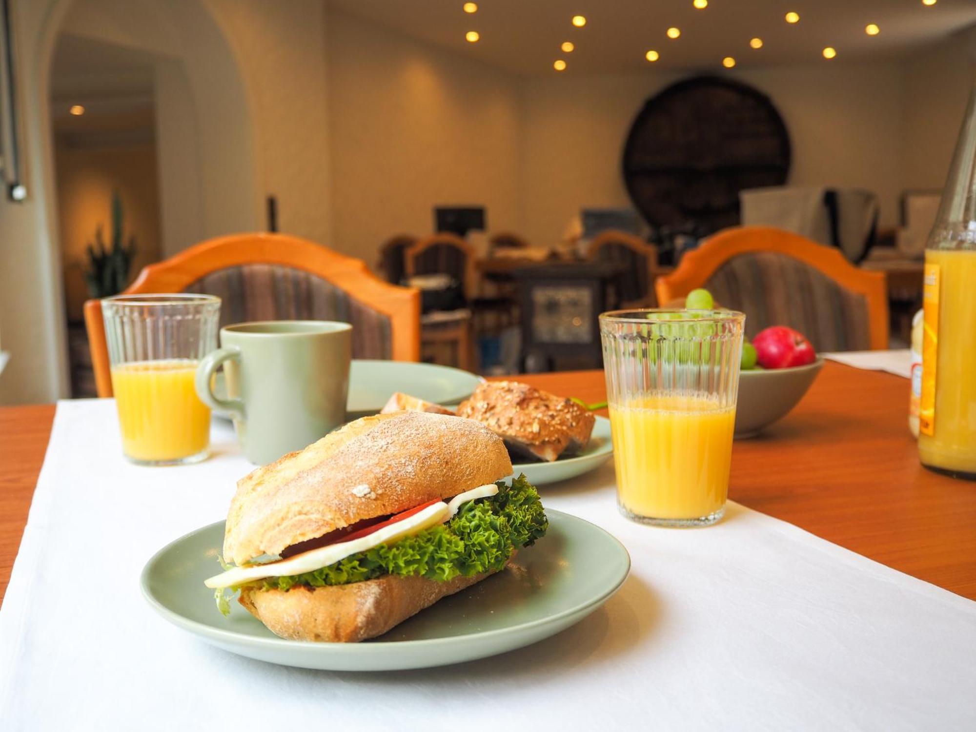Weinstrasse No 8 "Einfach-Gut-Uebernachten" แลนสไวเลอร์ ภายนอก รูปภาพ